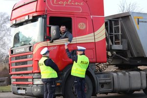 Policjanci z Łowicza rozdają serduszka.