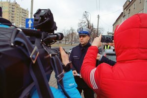 Policjanci kontrolują prędkość i rozdają serduszka.
