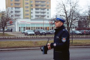 Policjanci kontrolują prędkość i rozdają serduszka