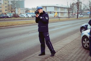 Policjanci kontrolują prędkość i rozdają serduszka.
