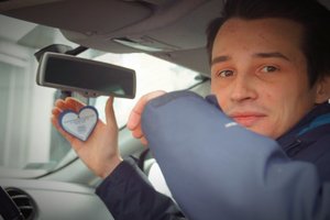 Policjanci kontrolują prędkość i rozdają serduszka.