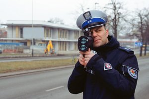 Policjanci kontrolują prędkość i rozdają serduszka