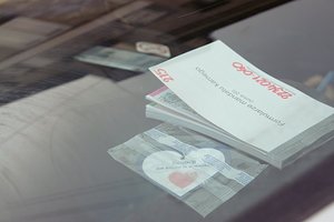 Policjanci kontrolują prędkość i rozdają serduszka.