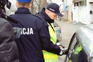 Policjanci kontrolują prędkość i rozdają serduszka.