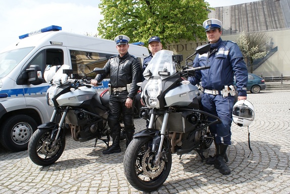 policjanci na motocyklach