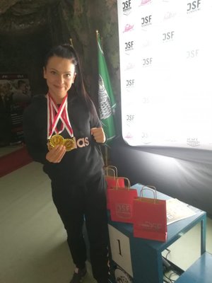 Kobieta z medalami na szyi.