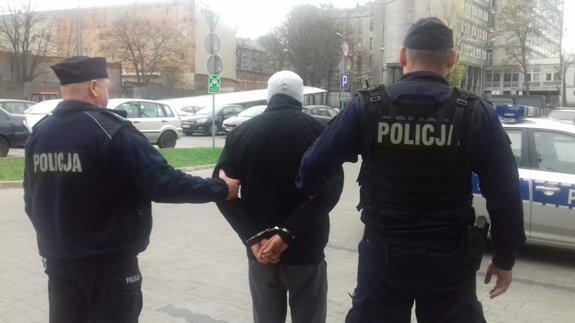 Policjanci z zatrzymanym.