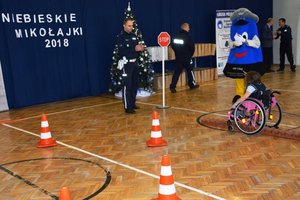 Policjant ruchu drogowego z dziećmi.