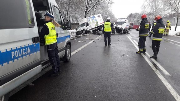 Droga, wypadek drogowy na drodze policjanci i strażacy.