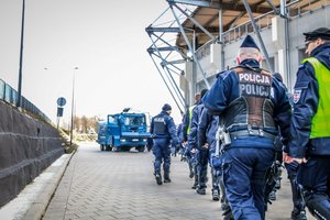 Policjanci przed stadionem.