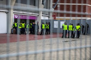 Policjanci przed stadionem.