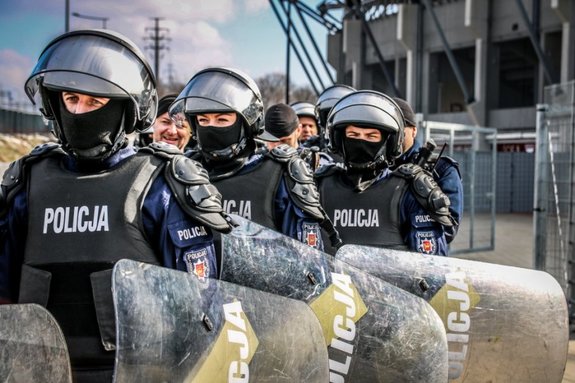 Policjanci przed stadionem.