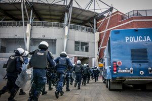 Policjanci przed stadionem.