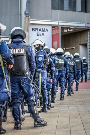 Policjanci na stadionie.