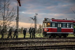 policyjni antyterroryści podchodzą pod uprowadzony pociąg- ćwiczenia