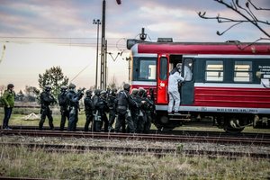 policyjni antyterroryści szturmują wejście do przedziału i uwalniają zakładników - ćwiczenia