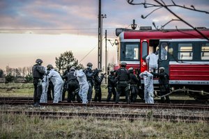 policyjni antyterroryści szturmują wejście do przedziału i uwalniają zakładników - ćwiczenia