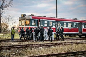 policyjni antyterroryści szturmują wejście do przedziału i uwalniają zakładników, przejście z nimi w bezpieczne miejsce - ćwiczenia