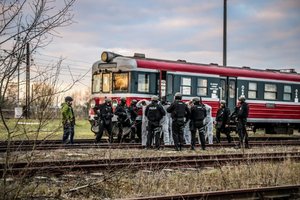 policyjni antyterroryści szturmują wejście do przedziału i uwalniają zakładników - ćwiczenia