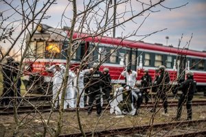 policjanci obezwładniają porywacza pociągu - ćwiczenia