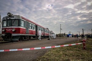 policjanci wyznaczają strefę oględzinową wokół odbitego pociągu- ćwiczenia