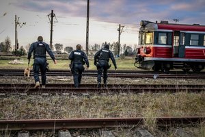 policjanci podczas ćwiczeń - rozpoznanie pirotechniczne