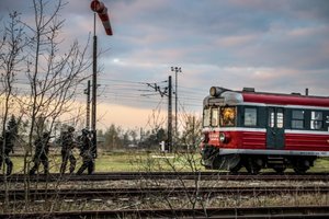 policyjni antyterroryści zbliżają się do lokomotywy- ćwiczenia