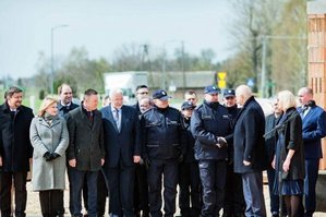 Policjanci i zaproszeni goście na uroczystości wmurowania aktu erekcyjnego pod budowę komisariatu w Widawie.