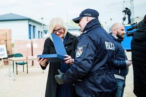 Policjanci i zaproszeni goście na uroczystości wmurowania aktu erekcyjnego pod budowę komisariatu w Widawie.