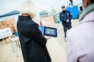 Policjanci i zaproszeni goście na uroczystości wmurowania aktu erekcyjnego pod budowę komisariatu w Widawie.