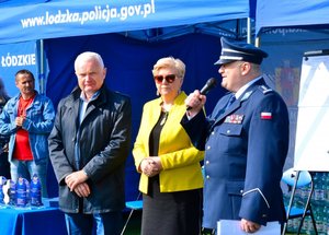 Komendant Wojewódzki Policji w Łodzi insp. Andrzej Łapiński oraz zaproszeni goście Poseł na Sejm RP Pan Piotr Polak, Starosta Powiatu Poddębickiego Pani Małgorzata Komajda.