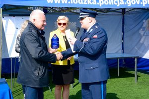 Komendant Wojewódzki Policji w Łodzi insp. Andrzej Łapiński oraz zaproszeni goście Poseł na Sejm RP Pan Piotr Polak, Starosta Powiatu Poddębickiego Pani Małgorzata Komajda.