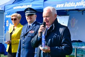 Komendant Wojewódzki Policji w Łodzi insp. Andrzej Łapiński oraz zaproszeni goście Poseł na Sejm RP Pan Piotr Polak, Starosta Powiatu Poddębickiego Pani Małgorzata Komajda.