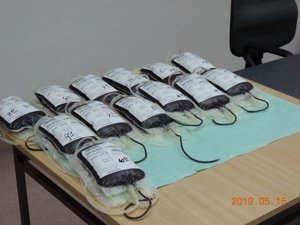 13 woreczków napełnionych pobraną podczas zbiórki krwią.