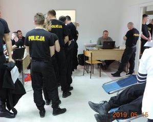 policjanci umundurowani  w sali gdzie zorganizowano zbiórkę krwi, czekają w  kolejce na pobranie.