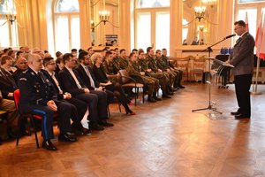 widok ogólny na salę  od przodu.widać lektora i gości w tym uczniów klas policyjnych oraz komendanta wojewódzkiego policji w Łodzi.