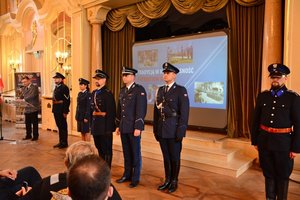 policjanci i policjantka w starym i nowym umundurowania wyjściowym podczas prezentacji.