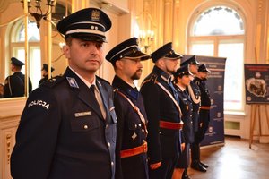 policjanci prezentujący stare i nowe umundurowanie.