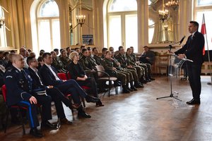 prezes Stowarzyszenia Rodzina Policyjna 1939 w Łodzi podczas prelekcji na temat sylwetek funkcjonariuszy Policji Państwowej II RP.