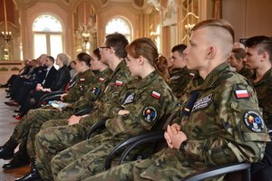 siedzący na sali uczniowie klas mundurowych, są &amp;quot;umundurowani&amp;quot.