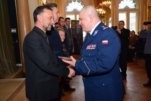 Komendant Woj. Policji w Łodzi wręcza pamiątkowe statuetki prelegentom konferencji.