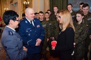 komendant  i pani naczelnik WKS ( oboje w mundurach wyjściowych) rozmawiają z gośćmi konferencji.