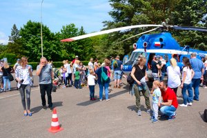 Kolejka do policyjnego śmigłowca.