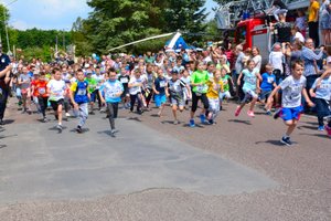 Dzieci biegną w kids run.