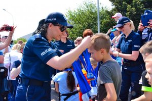 Policjantka zakłada medalu na mecie.