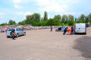 Policjanci podczas pokazu obezwładniania przestępcy.