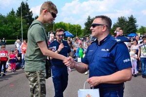 Dowódca Oddziału Prewencji Policji wręcza zwycięzcom konkurów nagrody.