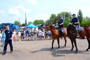 patrol konny na placu, dwóch policjantów na koniach