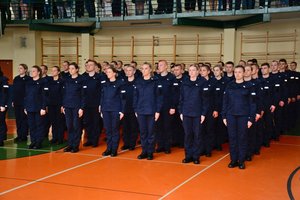 stojący w szeregach umundurowani na granatowo  slubujacy policjanci.