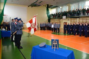 widok ogólny sali, na balkonie widać rodziny slubujących policjantów, na dole sali ich samych, widać także poczet sztandarowy KWP w Łodzi.